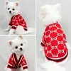 4color Dog Apparel Autumn Winter Double Letters Stripeプリント小さな甘い風のセーターコートペット猫犬編み衣服ボタンアウトウェアの衣装