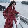 女性のウールブレンドウールコート冬レトロ格子形の長い韓国のゆるい大きなサイズの女性マックラペルダブル胸肉厚のジャケット女性Phy