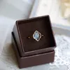 S925 Srebrny punkowy pierścień z Nature Blue Topaz Stone w Rhombus kształt dla kobiet Prezent biżuterii ślubnej PS8898239W