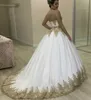 2023 Luxus Dubai Brautkleider Brautkleider Weiß und Gold langen Ärmeln Batteau Nacken applizierte funkelnde Glitter -Pailletten LAC5126956