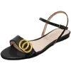 Klassisk dam sandaler 100% läder platt sko botten strand bälte spänne metall kvinnor skor svart mjuk kohud designer kvinna loafers stor storlek 35-41-42 US4-US11 med låda