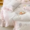 Conjuntos de cama segurando flores Bordado Girl Set 100% lavado Algodão Ruffles Quilt / Tampa de edredão Cama de roupa equipada Folha de linho