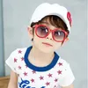 Lunettes de soleil rondes propres à rivets de riz classiques pour enfants Cadre de couleurs pures Bras de flèche avec lentilles de protection UV400 Lunettes de vue cool pour garçons et filles