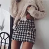 Ny modebanan designer kjol kvinnors metall lejon knappar utsmyckade houndstooth tweed mini kjol t200324