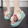 Dames pantoufles été Flip Flop fleurs décoration femme tongs talons hauts EVA tongs Bohême plage pantoufles chaussures Y200423
