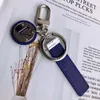 Lyxig designer läder keychain bil nyckel ring spänne mode klassiska män kvinnor karabiner älskare nyckelringar väskor pendant nyckelringar gåvor