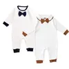 Nouveau-né Designer Barboteuse Bébé Une Pièce À Manches Longues Nouveau-Né Vêtements Automne Hiver Garçons Infantile Coton Noeud Papillon Gentleman Combinaison S740