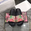 Tasarımcı terlikleri çiçek açar kadın erkek sandalet moda slaytlar lüks çiçek g marka takma kauçuk daireler yaz plaj ayakkabıları somunlar dişli