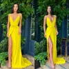 シンプルな黄色い花嫁介添人ドレスセクシーなVネックプロウエデガウンハイスプリットカスタムメイドの正式な滑走路ファッションドレス