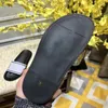 2022 مصممي الفمهات النعال النعال الكلاسيكية factory_footwear pantoufle عارضة أحذية الشاطئ شقة الصنادل بسيطة ومريحة الرجال النساء مع نفس النمط