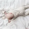 Newborn Baby Rompers 0-24M Осенний Сплошной Цвет Младенческий Мальчик Девушка Органические Хлопчатобумажные Ромпер Детская Комбинезон Сплошная Одежда Теплый Outfit 201027