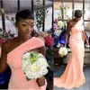 2023 Afrikaanse bruidsmeisjekleding Perzik roze zeemeermin Een schouderplooien tuin Lange bruiloft Guestjurken aangepaste bruidsmeisje jurken vloer lengte