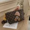 Sacs à bandoulière en cuir en gros Cette année impression populaire sac jiaozi grande capacité sac à dos en cuir contrasté rétro dessin animé décoratif femmes sac à main 611133