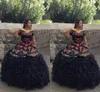 2022 Vestidos de quinceañera de charro mexicano modesto Vestido de fiesta con gradas Vinatge bordado fuera del hombro Satén Organza Dulce 15 Vestido 16 Niñas Tallas grandes