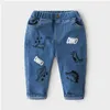 Bébé garçons jean nouveau 2021 printemps automne vêtements pour enfants enfant en bas âge dessin animé motif élastique pantalon casual pantalons longs pour garçon 9 G1220