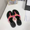 Klassiska män tofflor Summer Rubber Bottom Woman Beach Slides Letter Mens Flat Slipper Designer Shoes Metal Button Sandaler Lazy Lady Loafers Flip Flops Storlek 35-41-45