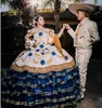 伝統的なメキシコチャルロQuinceaneraドレス刺繍入り花のレースショルダーサテンボールガウン長いティアードvestidos de xvaños15甘い16ドレスの女の子