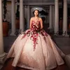 Hübsche Quinceanera-Kleider mit Spitze in Roségold und Rot 2023, Schatz-Schnürkorsett-Oberteil, glitzernde Pailletten-Applikationen-Quinceanera-Kleider