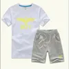 Lüks Tasarımcı Yürümeye Başlayan Çocuk Çocuk Kıyafetleri Yaz Kısa Kollu 95 Pamuk Tshirt Üstler Şort Pantolon Kıyafet Çocuk Giyim Seti 27T2664975