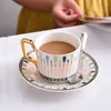 Европейские творческие керамические козные посуды устанавливают современную простую чашку и тарелку установить модный британский чашкой послеобеденный чай с золотой ручкой