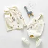 Orso Leader Neonato Neonata Bianco Ricamo Fiori Abbigliamento Moda Cardigan Pagliaccetti Bambino Vestiti lavorati a maglia Abiti Y220310