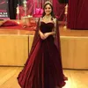 Saudiarabiska kvällsklänningar med Chiffon Cape En linje Bourgogne Velvet Formell Evening Gown Dubai Prom Party Dresses With Gold Lace Appliqued