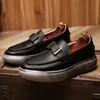 Mocassins pretos de couro genuíno Novo moda masculino Sapatos redondos redondos de dedão artesanal Aumente sapatos casuais para homens