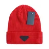 Лучшие продажи Мужчины треугольник Beanie роскошь унисекс вязаная шапка Gorros капот Канада вязание шляпы классические спортивные крышки череп женщин повседневные наружные шапочки эластичный