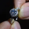 Anelli da donna gioielli di design con diamanti di lusso squisito anello rotondo imitazione moissanite placcato argento progettato per l'impegno Anniv5065208