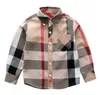 格子縞のファッション幼児キッズボーイサマーシャツデザイナーボタンシャツトップ28 Y241Q5746491