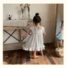 Neue Ankunft Mädchen Kleidung Kleider Sommer Fliegende Ärmel Quadratisches Weißes Kleid Mit Blumenstickerei Elegante Prinzessin Kleidung 2-7 T