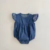 Ins spädbarn blomma romer sommar baby flicka bomull denim broderad flygande ärm jumpsuit söt nyfödd casual onesie klättra kläder c6787