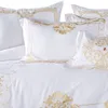 Queen Super King size Set biancheria da letto Cotone egiziano bianco Ricamo oro Copripiumino Lenzuolo Lenzuolo con angoli parrure de lit ropa 201119