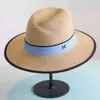 Nuovo arrivo Estate Moda M lettera cappello di paglia per le donne Tesa larga M panama paglia fedora cappello da spiaggia da viaggio da donna cappelli da sole246x