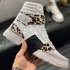 2022 NYA HÖGT TUBLE GENUNE LEATHER GLITTER SOOTS COWHIDE PAUR TICKA BOTTOM KVINNER MEN SKOR RHINESTONE METAL SKULL NNKLE SOOTS MKJ168