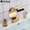 Torneiras de pia do banheiro Bacia Faucet de ouro deck montado cristal punho cachoeira 3 pcs duplos alças misturador torneira Torneira