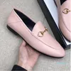 Klassische Frauen lässige Schuhe 100% authentische Kuhlatten -Metallschnalle Ladies Leder Brief Flachschuh Mules Princetown Männer Faulen Faulenkleid