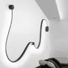 Moderne LED -curve Wandlampen Decoratieve verlichting Zwart gebogen Led Licht Home Decor Bar Hall Hotel Indoor Lampada A Muro Factory Direct Sale