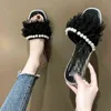 Pantofole a vento profumate con perle in rete per le donne da indossare in sandali con fondo piatto con tacco basso e punta aperta alla moda estiva