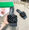 2022 Designer Dot Slipper Chain-Flätad Läder Sandaler Lido Flip Flop Intreccio Läder Flat Sandal Svart Gul Vit Brun Storlek 35-42