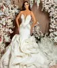 Luxury Mermaid Bröllopsklänningar med Ruffles Tiered Pearls Beads Sweetheart Bridal Gowns Vintage Sweep Train Robe de Soirée