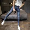 Hot 2021 Mode Stretch Jeans Selbstanbau mit kleinen Füßen Teenager Löcher Koreanische Männer Lässige Trend Bleistifthose