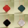 Högkvalitativ klassisk halsband mode eleganta klöverhalsband gåva för kvinnans designer smycken hänge 18 färg med box9408752