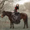 빈티지 검은 색과 빨간색 고딕 웨딩 드레스 재킷 긴 줄리엣 슬리브 레이스 프릴 레이스 업 코르 셋 백 스윕 기차 웨딩 드레스