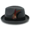 Stingy Brim Hats Kvinnor Män Feminino Felt fedora hatt för Lady Winter Autumn Wool Roll Up Homburg Jazz Feather1276n