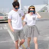 Couple Tenue T-shirt Blanc T-shirt + Stripes Shorts / Jupes Mère Dad Dad File Filets Vêtements Ensembles Famille Correspondant Outfits LJ201111