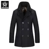 man i svart trench coat