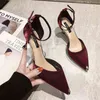 Летние сандалии 2022 Новый сексуальный металл заостренные на высоких каблуках вечером корейская версия Creative на каблуках сандалии женщины свадебные туфли 220309