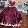 2021 Burgundy Prom Klänningar Bollklänning Guldkristaller Applique Satin Strapless Corset Back Sweet 16 Dress Vestidos de Quinceanera kappor lång