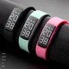 Мода камуфляж светящиеся часы цифровые часы водонепроницаемые женские электрические светодиодные спортивные часы смарт-зарядки браслет наручные часы 201118